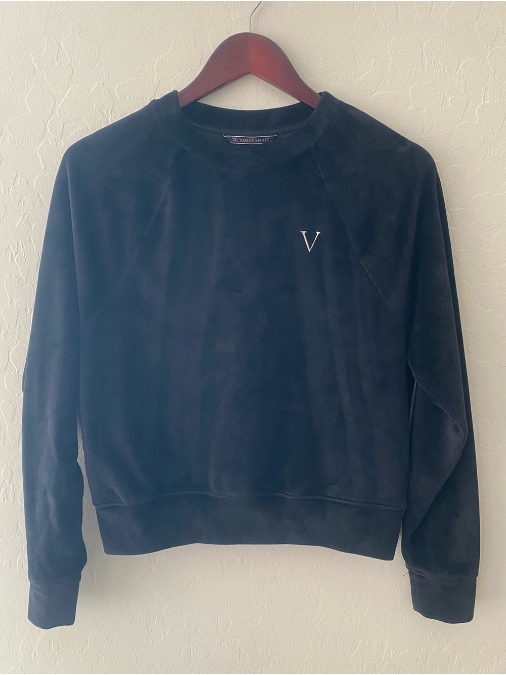 Victoria's Secret Black Velour Crewneck Sweatshirt XS V Logo Velvet Pullover⁠